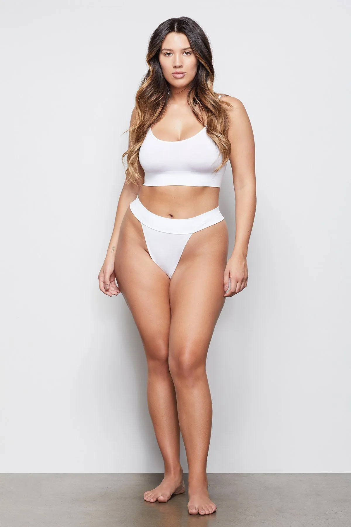 MEDIUM IMPACT STRAPPY SCOOP BRALETTE | WHITE001