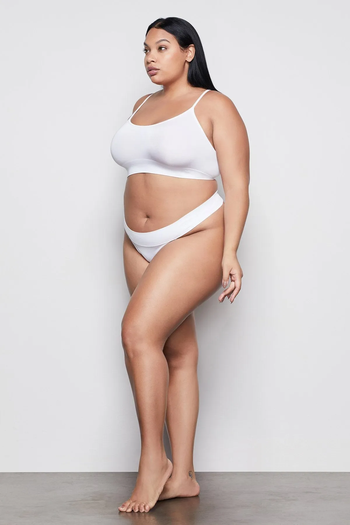 MEDIUM IMPACT STRAPPY SCOOP BRALETTE | WHITE001